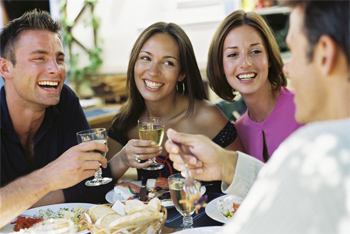 Photo two couples enjoying appetizers and drinks
